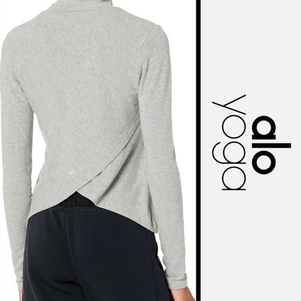 ALO Yoga Light Gray Long Sleeve Tee